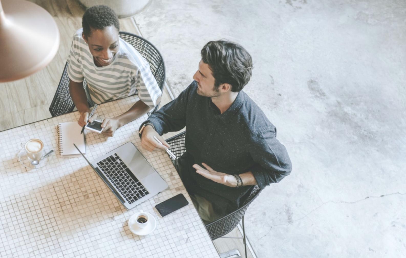 Espace de travail avec documents financiers et ordinateur